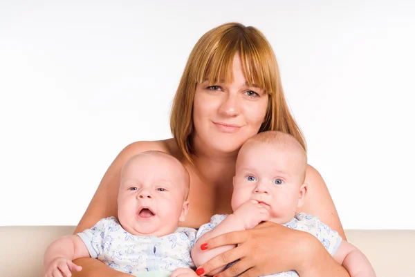 Mutter mit Zwillingen — Stockfoto
