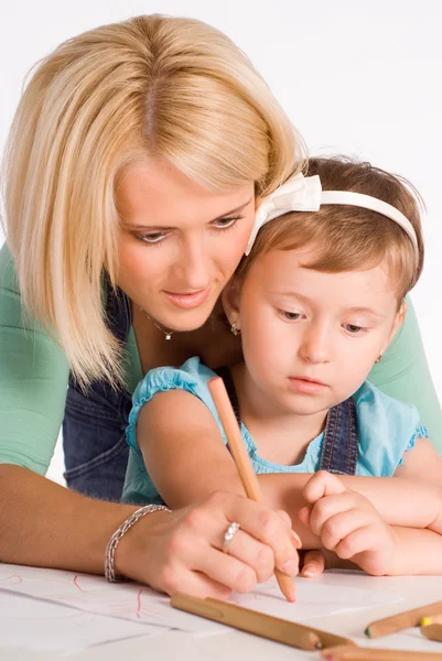 Mutter zeichnet mit ihrer Tochter — Stockfoto