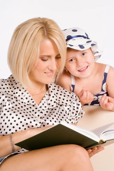 Moeder en kind lezen — Stockfoto