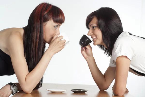 Zwei Mädchen mit Tassen — Stockfoto