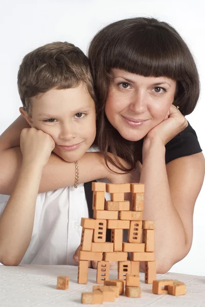 Maman et fils construisant — Photo