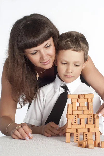 Mãe e filho construindo — Fotografia de Stock