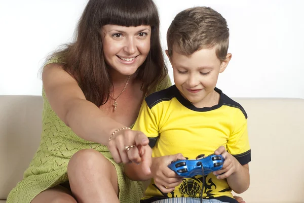 Oynayan çocuk ile anne — Stok fotoğraf