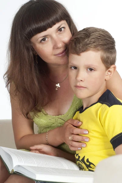 Figlio che legge con mamma — Foto Stock