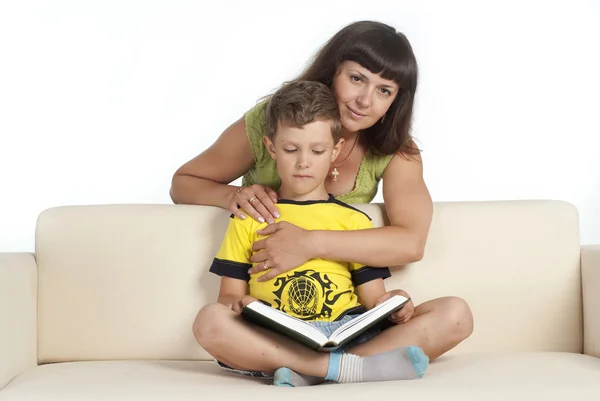 Mãe e filho lendo — Fotografia de Stock