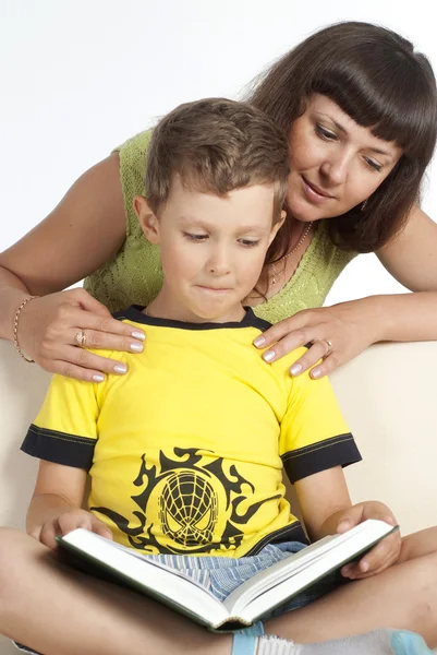 Zoon lezen met moeder — Stockfoto