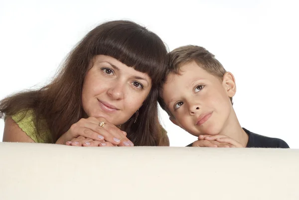 Mãe e filho atrás do sofá — Fotografia de Stock