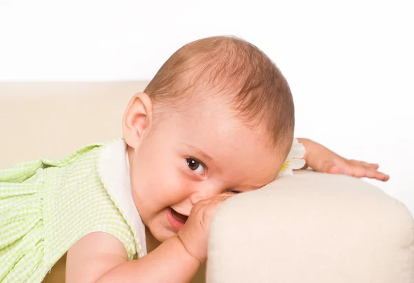 Baby spela på soffa — Stockfoto