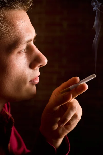 Mann med sigarett – stockfoto