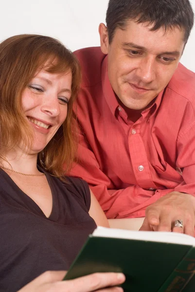 Linda pareja leyendo —  Fotos de Stock