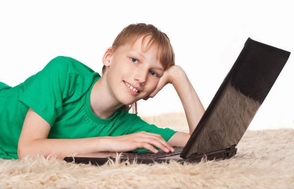 Jongen met computer — Stockfoto