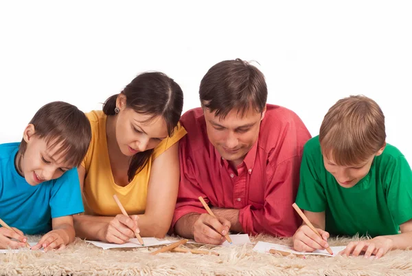 Семья рисует на ковре — стоковое фото