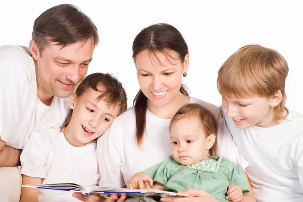 Хорошее семейное чтение — стоковое фото