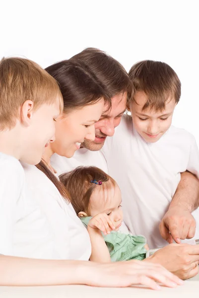 Leuke familie lezing — Stockfoto