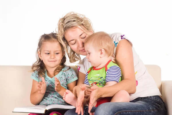 Mãe com crianças ler — Fotografia de Stock