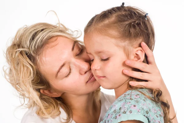 Mãe beijos filha — Fotografia de Stock