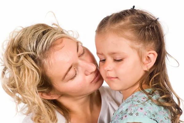 Mom kisses daughter — Stock Photo, Image