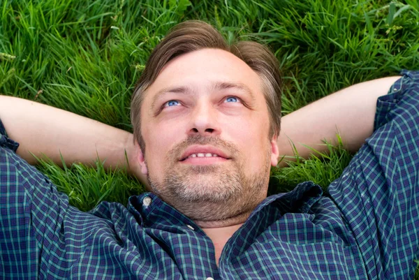Dospělý muž ležící — Stock fotografie