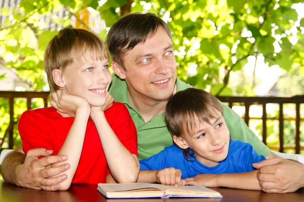 Boys and dad reading — Stock Photo, Image