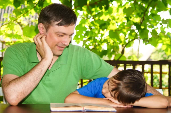 Vader met zoon lezen — Stockfoto