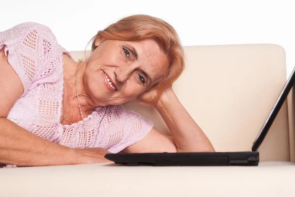 Gammal kvinna med laptop — Stockfoto