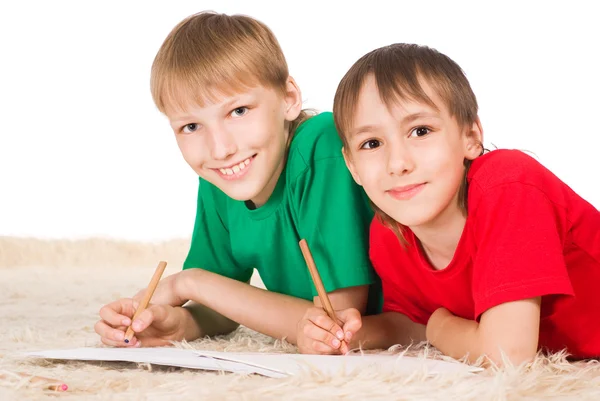 两个男孩绘图 — 图库照片