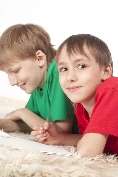 两个男孩绘图 — 图库照片
