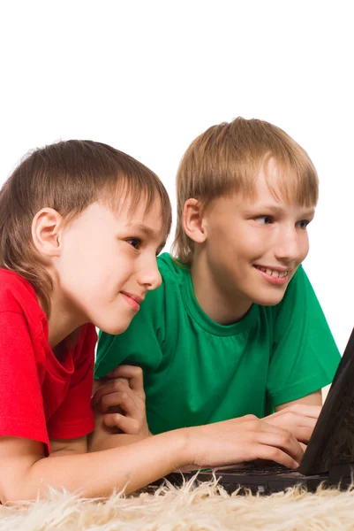 2 つの男の子とノート パソコン — ストック写真