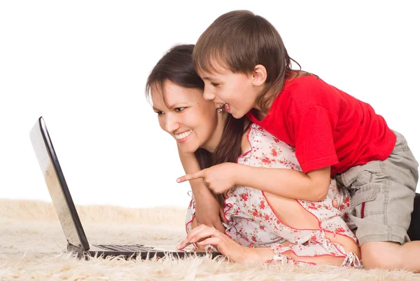 Mama si fiul cu laptopul — Fotografie, imagine de stoc
