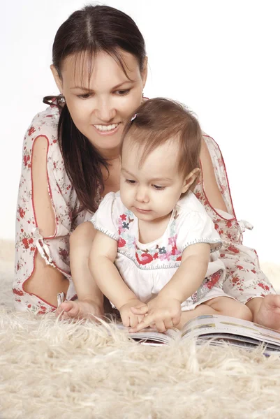 Mutter und Tochter lesen — Stockfoto