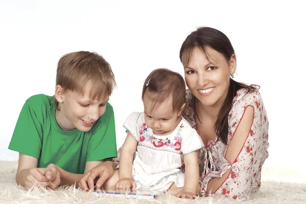 Mamá y niños leyendo — Foto de Stock