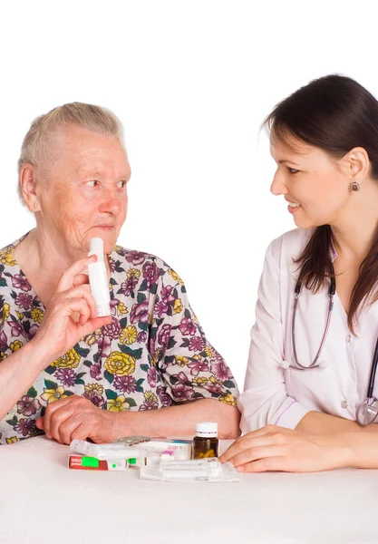 Verpleegkundige en leeftijd patiënt — Stockfoto