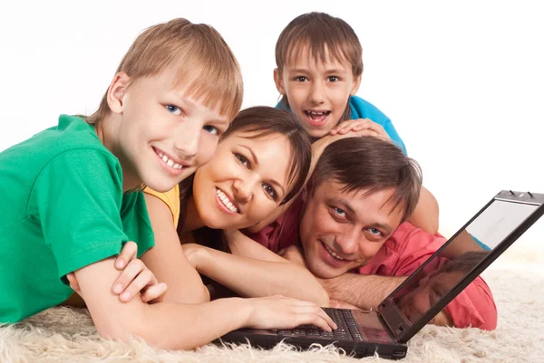 Familia con portátil —  Fotos de Stock