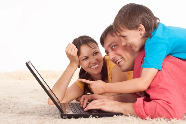 Familj med laptop — Stockfoto