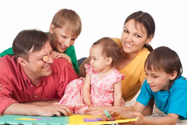 Eine fünfköpfige Familie spielt — Stockfoto