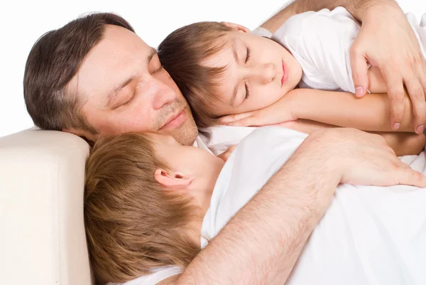 Nette Familie schläft — Stockfoto