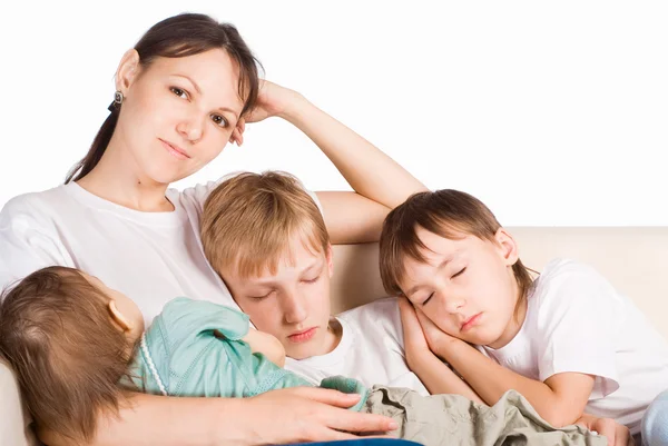 Niños durmiendo con mamá — Foto de Stock