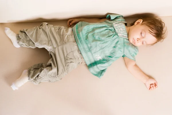 Kleines Mädchen schläft — Stockfoto
