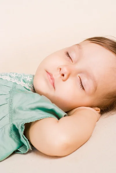 Bambina che dorme sul divano — Foto Stock