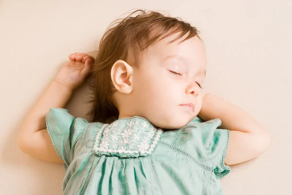 Девочка спит на диване — стоковое фото