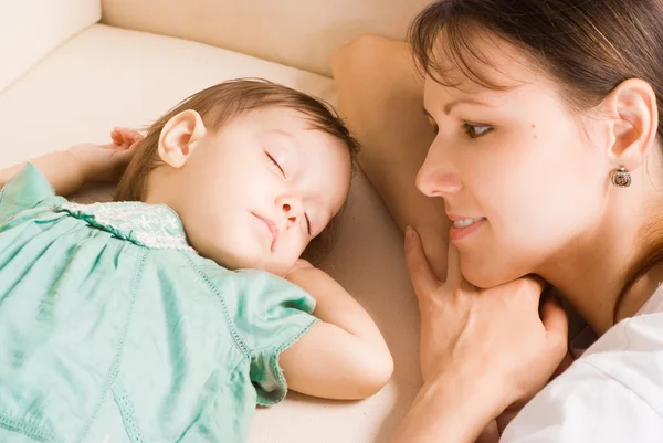 Máma s spící dítě — Stock fotografie