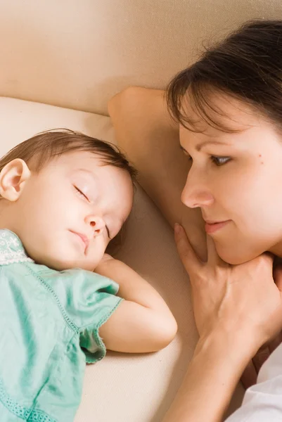 眠っている赤ちゃんとママ — ストック写真
