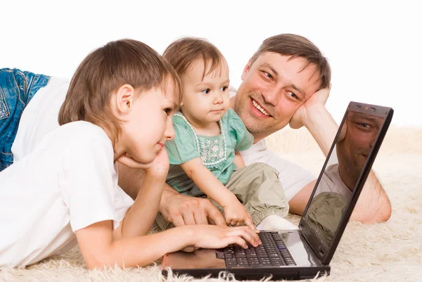 爸爸和孩子们用的笔记本电脑 — 图库照片