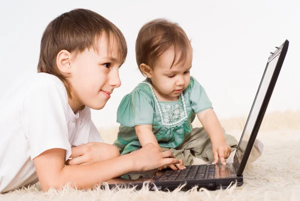 Crianças com laptop — Fotografia de Stock