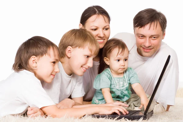 Parents and kids with laptop — Stock Photo, Image
