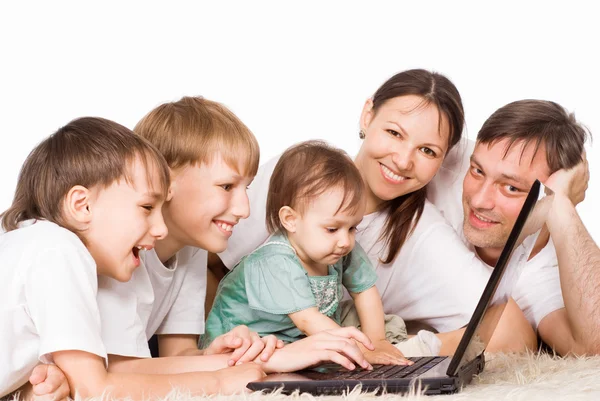 Familie met laptop — Stockfoto
