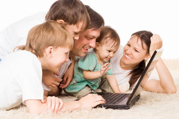 Família com computador — Fotografia de Stock