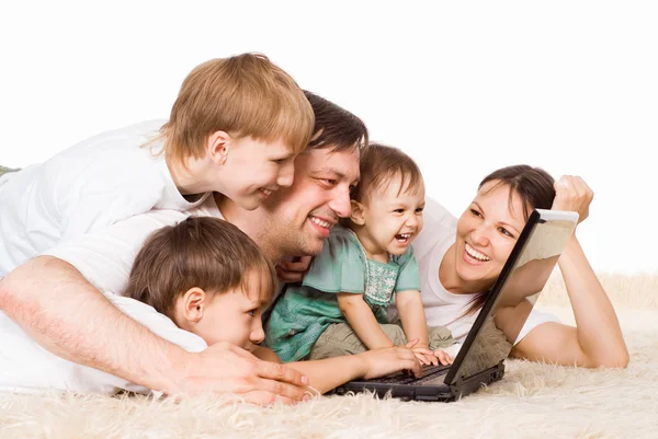 Семья с компьютером — стоковое фото