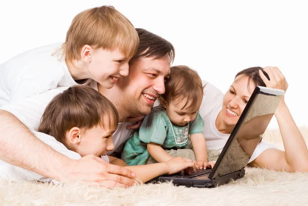 Rodina s počítačem — Stock fotografie
