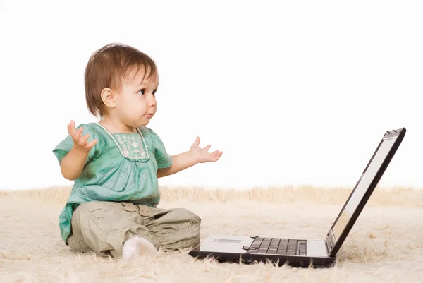 Dítě a laptop — Stock fotografie